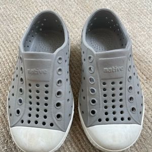 Native Jefferson shoe, size C7 (for toddlers). Unisex